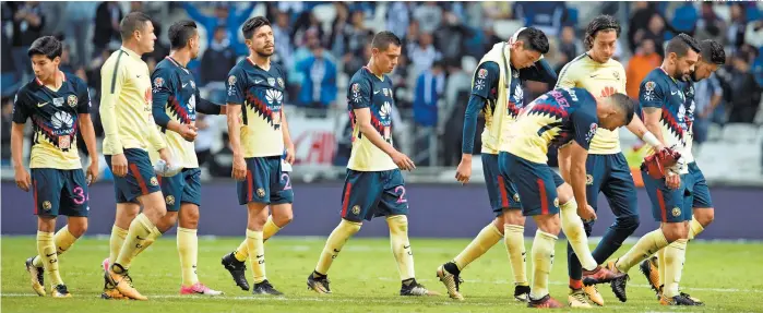  ??  ?? Los jugadores de América, al final del partido del sábado contra Monterrey