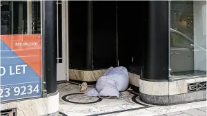  ?? ?? Someone sleeping rough in the doorway of a Bath shop