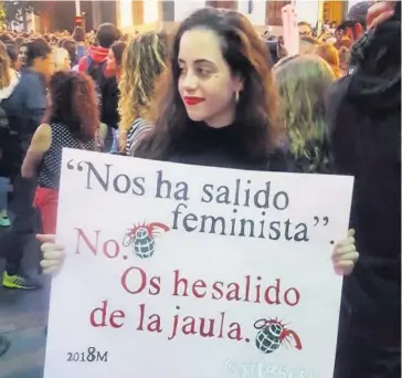  ??  ?? &gt; Una de las frases de Srtabebi en una manifestac­ión feminista portada por una fan de la escritora e influencer.