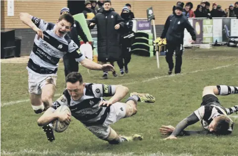  ?? Picture: Alison Tanner ?? Charlie Wallace scoring Blues’ first try at Farnham