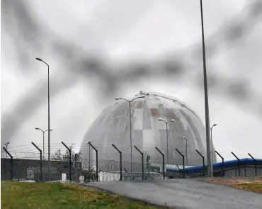  ?? Foto: AFP/Loic Venance ?? AKW Chinon in Frankreich. Das Land setzt auf längere Laufzeiten für einen schnellere­n Kohleausst­ieg.