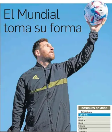  ?? ADIDAS / EUROPA PRESS ?? Messi sosteniend­o el balón oficial del Mundial de Qatar 2022, ‘Al Rihla’.