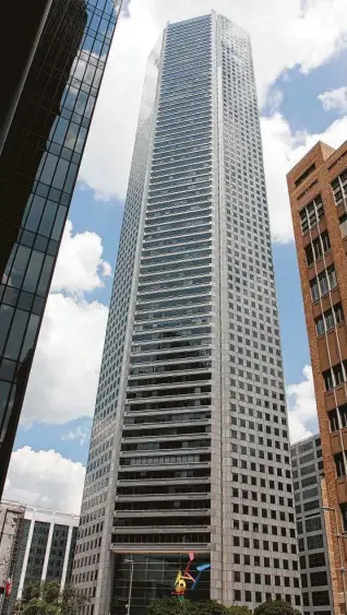  ?? Gary Fountain / Contributo­r ?? The JP Morgan Chase Tower at 600 Travis looms over downtown Houston in 2008.