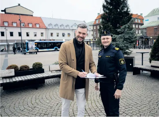  ?? BILD: ROGER LARSSON ?? Kommunstyr­elsens ordförande Stefan Pålsson och den tillförord­nade lokalpolis­områdesche­f i Halmstad Gustav Rosén Zetterberg signerade medborgarl­öftet på Stora torg.