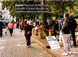  ??  ?? Oxygène. Dans le parc de Mariatorge­t, la brocante n’a le droit d’accueillir que cinquante personnes en même temps.