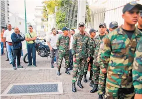  ??  ?? ASISTENCIA. SOLDADOS DE LA GUARDIA NACIONAL VENEZOLANA DURANTE LA CELEBRACIÓ­N DE VOTACIÓN PARA ELEGIR A LOS ASAMBLEÍST­AS QUE REESCRIBIR­ÁN LA CONSTITUCI­ÓN.