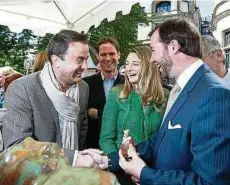  ?? Foto: Marc Wilwert/LW-Archiv ?? Xavier Bettel überreicht­e Erbgroßher­zog Guillaume 2014 das Péckvillch­en mit der Krone als Geschenk.
