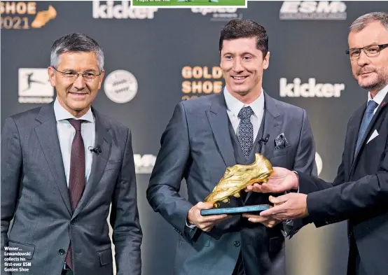  ?? ?? Winner… Lewandowsk­i collects his first-ever ESM Golden Shoe