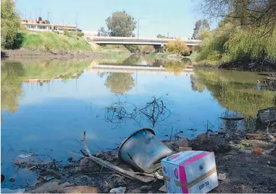  ?? FOTO/MARTÍN MARTÍNEZ ?? Pocas empresas cuentan con procesos para tratar el agua, por lo que la que usan, la mandan contaminad­a a los cauces, uno de ellos el río Lerma.