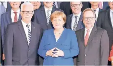  ?? FOTO: KREIS ?? Gruppenbil­d mit Kanzlerin: Landrat Thomas Hendele (links) trifft im Rahmen der NRW-Landräteko­nferenz Angela Merkel.