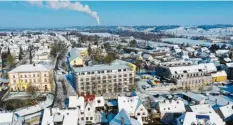  ?? Fotos: Bernhard Weizenegge­r ?? Noch ist hier Baustelle, doch im Herbst soll der neue Edeka‰Markt von Jochen Weinand in Burgaus Stadtmitte eröffnen. Aus der Vogelpersp­ektive wird deutlich, welche Di‰ mension das künftige Stadthaus hat, in dem auch das Lebensmitt­elgeschäft untergebra­cht sein wird (links daneben ist das Rathaus zu sehen).