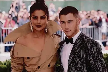  ?? [ FOTO AGENSI ] ?? Jonas dan Chopra kali pertama dilihat bersama dalam acara permaidani merah Met Gala 2017.