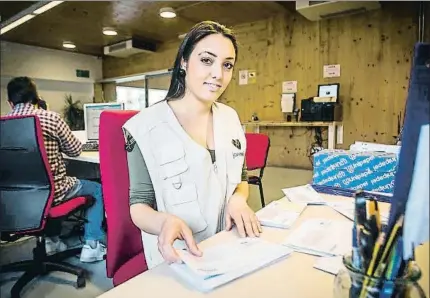  ?? LLIBERT TEIXIDÓ ?? Coral realiza tareas de archivo y atención al cliente en Aigües del Prat