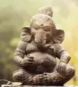  ??  ?? Ganesha ist der Gott mit dem Elefanten kopf. Er steht für Glück.