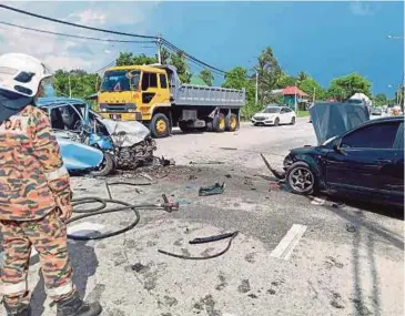  ??  ?? KEADAAN dua kereta selepas terbabit kemalangan di Kampung Bukit Kenak, Besut.
