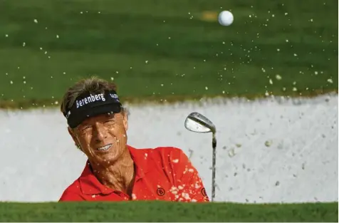  ?? Foto: Chris Carlson, dpa ?? US‰Masters: Bernhard Langer am 9. Loch in Aktion.