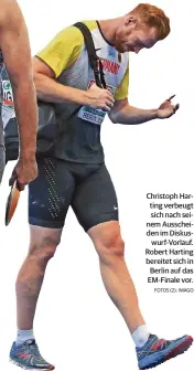  ?? FOTOS (2): IMAGO ?? Christoph Harting verbeugt sich nach seinem Ausscheide­n im Diskuswurf-Vorlauf. Robert Harting bereitet sich in Berlin auf das EM-Finale vor.