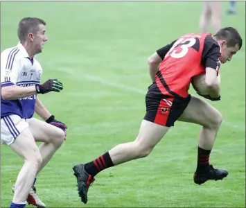  ??  ?? Richie Walsh of Bannow-Ballymitty puts his head down and races away from Tony Ryan (Ballyhogue).