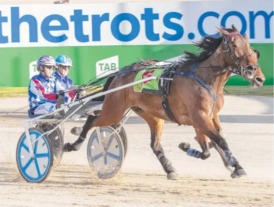  ?? Picture: STUART McCORMICK ?? Kate Gath drives Tornado Valley (No.6) to victory in a heat of the Inter Dominion Trotting Championsh­ip.