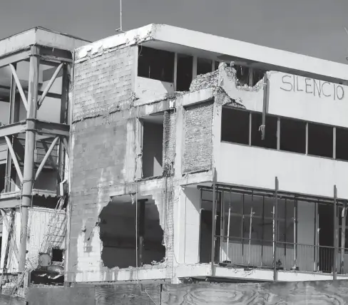  ?? FOTO: REFORMA ?? > El colegio Rébsamen se desplomó durante un sismo debido a una construcci­ón irregular.