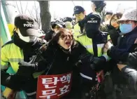  ?? AHN YOUNG-JOON/AP PHOTO ?? TERUS BERSUARA: Pendukung aksi pemakzulan terhadap Presiden Korsel Park Geun-hye bentrok dengan polisi dalam demo kemarin.