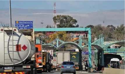  ?? /Bongiwe Mchunu ?? The Maseru border post is always a hub of activity.