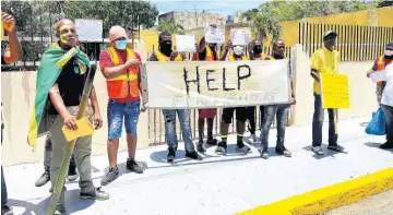  ?? SHANEL LEMMIE ?? Firefighte­rs from various stations within the Kingston and St Andrew division protest outside Gordon House yesterday.