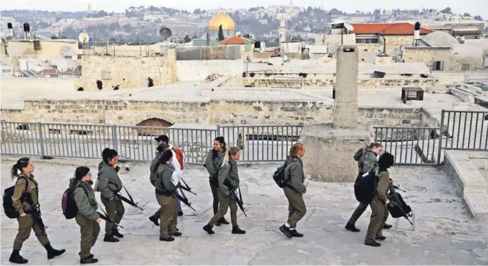  ??  ?? ► Soldados israelíes realizan patrullaje­s ayer en la Ciudad Vieja de Jerusalén.