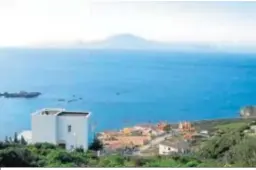  ??  ?? Vistas del Estrecho desde Punta Carnero, en Algeciras.