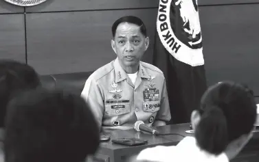  ??  ?? PHILIPPINE Navy Flag Officer-in-Command, Vice Adm. Robert Empedrad, bares that the Navy is poised to commission into service four amphibious assault vehicles (AAVs) and three multi-purpose attack craft on September 16, during a press briefing held at the Naval Station Jose Andrada in Manila City. The first four AAVs were commission­ed last June 17 while the second batch of AAVs arrived this August. PNA photo