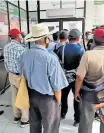  ?? JUÁREZ /RUBÉN ?? Vecinos y autoridade­s se manifestar­on frente a la CFE de Huejutla