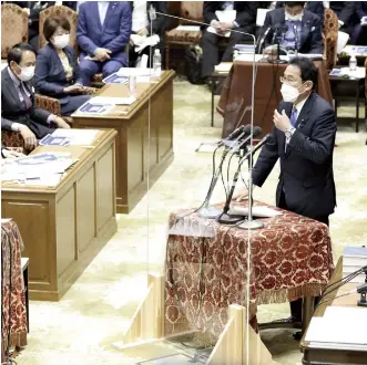  ?? The Yomiuri Shimbun ?? Prime Minister Fumio Kishida, right, responds to questions on May 26.