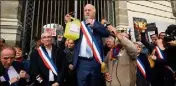  ??  ?? Hier, à Paris, un collectif de maires anti-pesticides est venu dénoncer devant le Conseil d’Etat les mesures gouverneme­ntales. (Photo AFP)