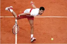  ?? CHRISTIAN HARTMANN/REUTERS ?? TANGGUH: Petenis Serbia Novak Djokovic beraksi pada laga babak kedua grand slam Prancis Terbuka melawan Jaume Munar (Spanyol).