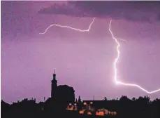  ?? FOTO: ARMIN WEIGEL/DPA ?? Allein in Bayern schlugen 2023 insgesamt 70.000 Blitze ein.