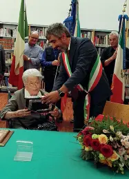  ??  ?? In municipio Severina Facco, classe 1918, festeggiat­a a Piazzola sul Brenta dal sindaco Enrico Zin