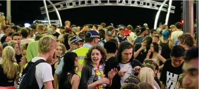  ?? Photo: Marc Robertson ?? CHANGE UNDERWAY: Social media is changing the way schoolies behave on the Gold Coast.