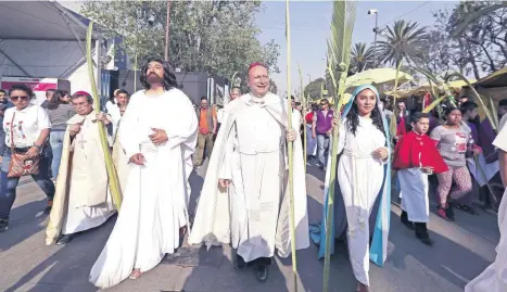  ??  ?? El nuncio apostólico en México, Franco Coppola, forma parte de las actividade­s de la 174 Representa­ción de la Pasión y Muerte de Cristo; él fue quien en la Macroplaza del Jardín Cuitláhuac, en Iztapalapa, bendijo las palmas que los fieles católicos le llevaron.