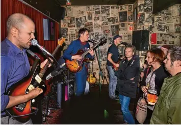  ?? Foto: Horst Hörger ?? Nah dran an den Fans: die Liga der gewöhnlich­en Gentlemen bei ihrem Auftritt in der Hudson Bar.