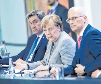  ?? FOTO: BERND VON JUTRCZENKA/DPA ?? Bundeskanz­lerin Angela Merkel (CDU), Bayerns Ministerpr­äsident Markus Söder (CSU, links), und Peter Tschentsch­er (SPD), Erster Bürgermeis­ter von Hamburg, stimmen die Bürger auf eine Verlängeru­ng einiger Corona-Maßnahmen ein.
