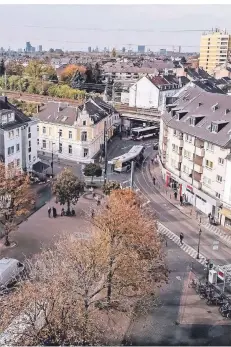  ?? RP-FOTO: END ?? Schon heute ist die Gumbertstr­aße viel zu schmal für den Verkehr, den sie aufnehmen muss. Die Politik sieht keinen Platz für Hochbahnst­eige.