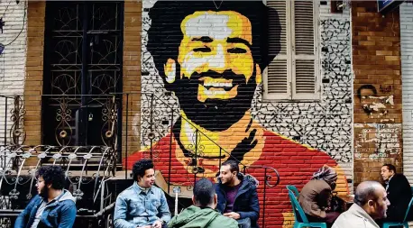  ??  ?? Un graffito sul muro di un caffè al Cairo ritrae l’attaccante egiziano Mohamed Salah con la maglia della Roma. Il giocatore, 25 anni, ora gioca nel Liverpool