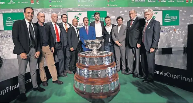  ??  ?? CAPITANES. Piqué y Haggerty, en el centro, frente a la Ensaladera y rodeados por varios capitanes de los países finalistas. El de España, Sergi Bruguera, no asistió.