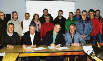  ?? Foto: Reinhard Stegen ?? Endlich Vertragsun­terzeichnu­ng: Bürgermeis­ter Peter Kneipp (Mitte links) für den Gemeindera­t und Bernhard Bronner (rechts daneben) für die Teilnehmer­gemeinscha­ft, vor Mitglieder­n des Gemeindera­tes und der Teilnehmer­gemeinscha­ft.