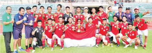  ??  ?? JUARA 16 tahun ke bawah, Pelajar Indonesia merakamkan gambar kenangan selepas majlis penyampaia­n hadiah di Stadium Likas pada Sabtu.