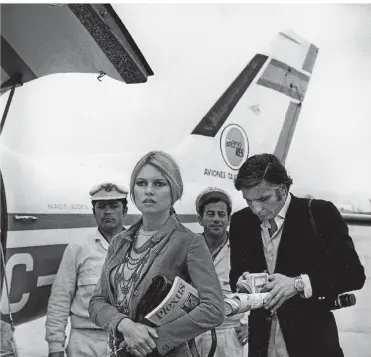  ?? FOTO: HERBERT ROWAN/PICTURE ALLIANCE ?? Gunter Sachs und seine Ehefrau Brigitte Bardot auf dem Flugplatz von Marbella im April 1968: Sie kamen, um an einem Golfturnie­r teilzunehm­en – und zu feiern.