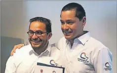  ??  ?? Sobre estas líneas, Saúl Ancona Salazar, director de Turismo y Cultura del Ayuntamien­to de Campeche, con el alcalde de esa ciudad, Eliseo Fernández Montufar. A la izquierda, un aspecto de un atardecer en la bahía de la capital campechana