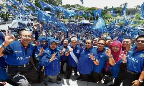  ?? — Bernama ?? Full of spirit: Dr Ahmad Zahid (centre), flanked by Muar parliament­ary candidate Datuk Seri Razali Ibrahim on his right and Maharani candidate Datuk Ashari Sharif on his left, as well as Sungai Balang candidate Zaiton Ismail and other Barisan members...