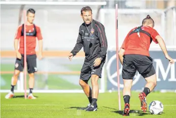  ?? FOTO: DPA ?? Beobachten und korrigiere­nd eingreifen: VfB-Trainer Markus Weinzierl bei seiner ersten Einheit.