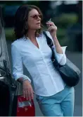  ??  ?? Brenda Merritt (Wendy Crewson) beim inhalieren